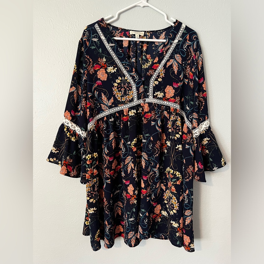 Umgee xl blue floral lace trim bell sleeve tunic/dress. A boho summer dream.